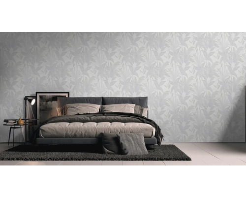 Slaapkamer met bed en behang met patroon