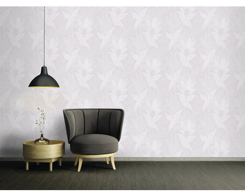 Woonkamer met bloemenbehang, fauteuil, bijzettafel en hanglamp