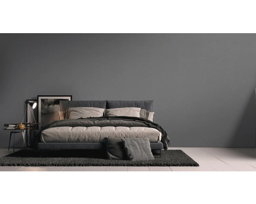 Slaapkamer met tweepersoonsbed, nachtkastje en vloerkleed