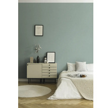 Slaapkamer met bed, dressoir en decoratie