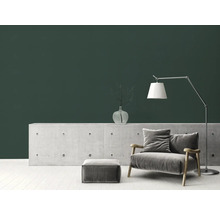 Woonkamer met fauteuil, staande lamp en betonnen dressoir