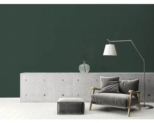 Woonkamer met fauteuil, staande lamp en betonnen dressoir