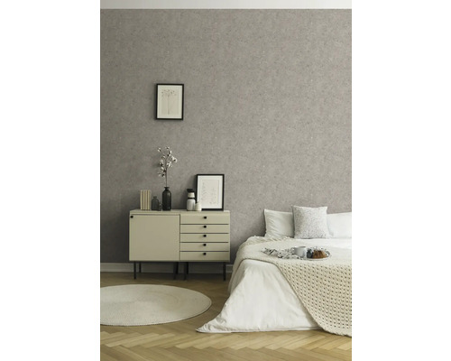 Slaapkamer met patroonbehang, dressoir en bed