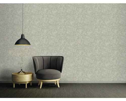 Scène met fauteuil, bijzettafel, lamp en patroonbehang