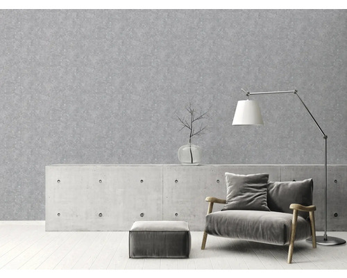 Grijs behang in de woonkamer met fauteuil, staande lamp en bijzettafel