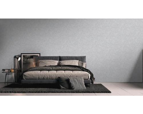 Slaapkamer met bed, nachtkastje, lamp, schilderijen en tapijt voor een gezellige sfeer