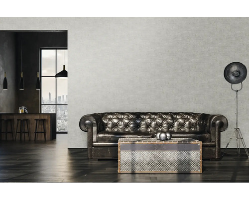 Woonkamer met leren bank, salontafel en vloerlamp