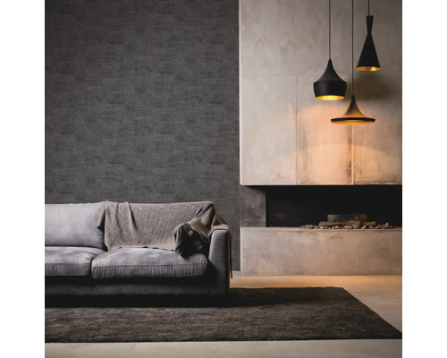 Woonkamer met bank, tapijt, behang, open haard en hanglampen