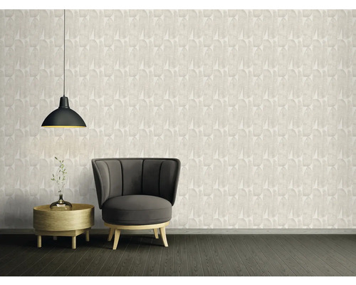 Woonkamer met behang met patroon, fauteuil, bijzettafel en hanglamp