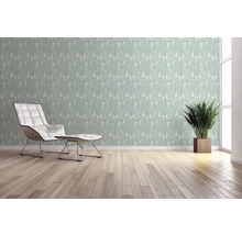 Kamerontwerp met geometrisch behang, fauteuil en kamerplant