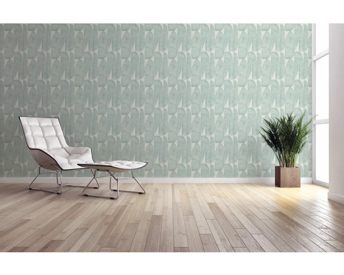 Kamerontwerp met geometrisch behang, fauteuil en kamerplant