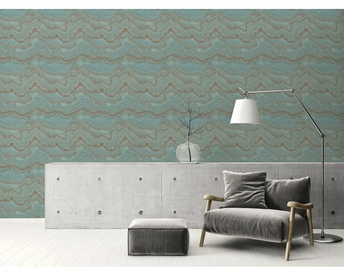 Woonkamer met marmeren behang, fauteuil en staande lamp