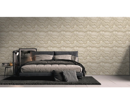 Slaapkamer met een wand met een patroonbehang, bed en tapijt.