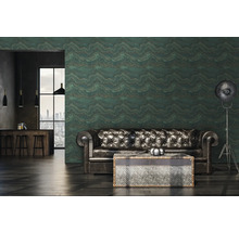 Woonkamer met leren bank, salontafel en patroonbehang