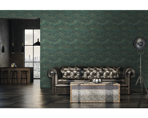 Woonkamer met leren bank, salontafel en patroonbehang