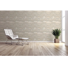 Lichte kamer met patroonbehang, fauteuil en kamerplant