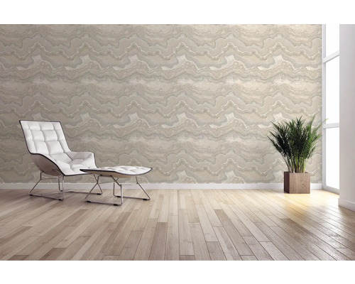 Lichte kamer met patroonbehang, fauteuil en kamerplant