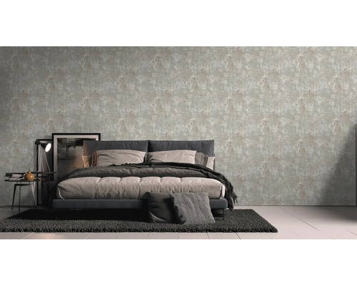 Slaapkamer met bed, nachtkastje, lamp en behang met motief