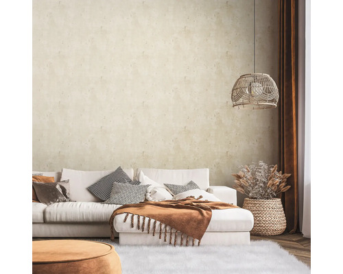 Woonkamer met witte bank, kussens, deken, lamp en decoratie