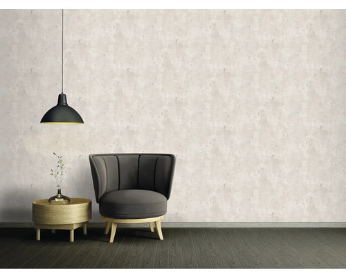 Woonkamer met fauteuil, bijzettafel, hanglamp en behang met patroon