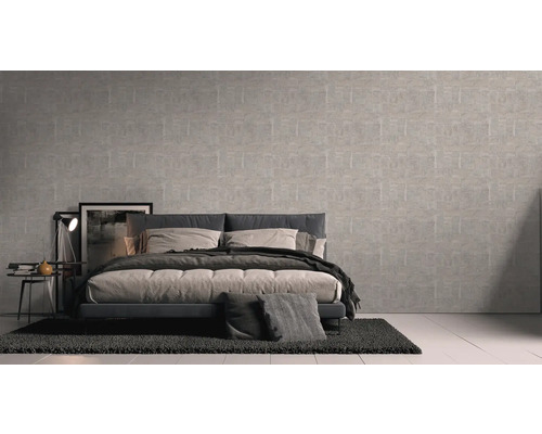 Slaapkamer met patroonbehang, bed en nachtkastlamp