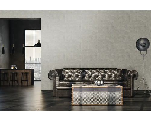 Woonkamer met Chesterfield bank, salontafel en vloerlamp