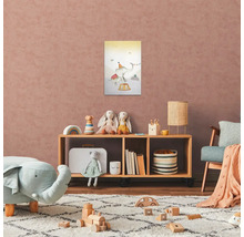 Kinderkamer met planken, speelgoed en olifantafbeelding
