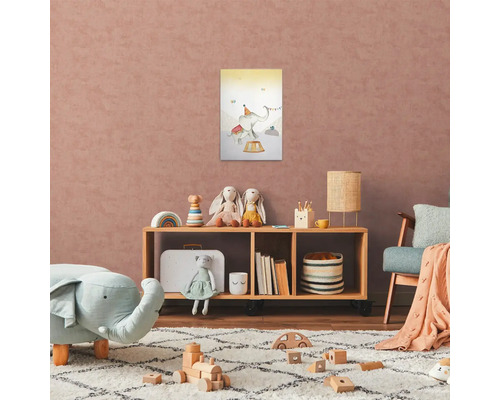 Kinderkamer met planken, speelgoed en olifantafbeelding