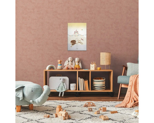 Kinderkamer met houten rek, speelgoed en muurschildering