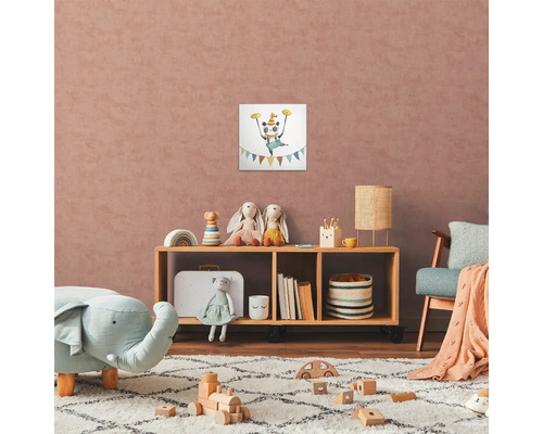 Kinderkamer met speelgoed en een muurschildering van een panda