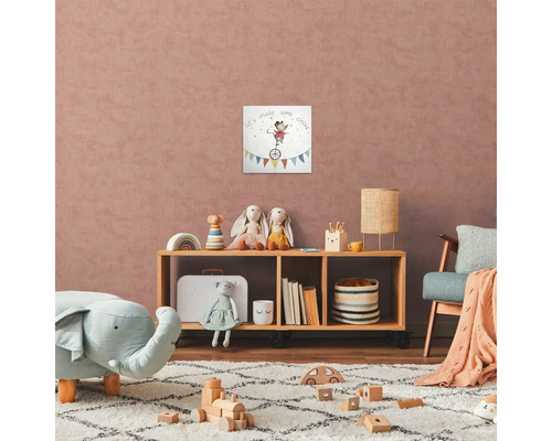 Kinderkamer met plank, speelgoed en muurdecoratie met circusthema.