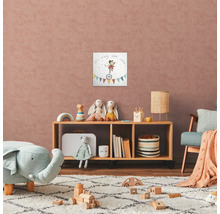 Kinderkamer met houten stellingkast, speelgoed en een schilderij met een circusmotief aan de muur