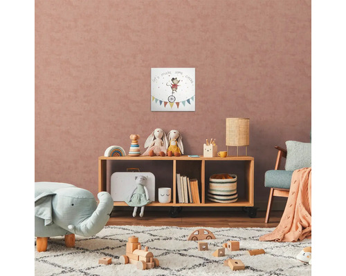 Kinderkamer met houten stellingkast, speelgoed en een schilderij met een circusmotief aan de muur