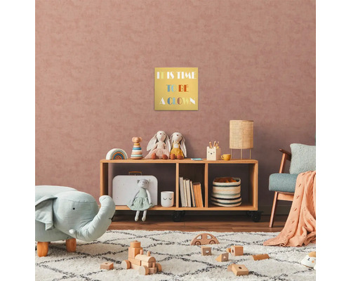 Kinderkamer met houten rek, speelgoed en een ingelijste afbeelding met het opschrift ''It is time to be a clown''.