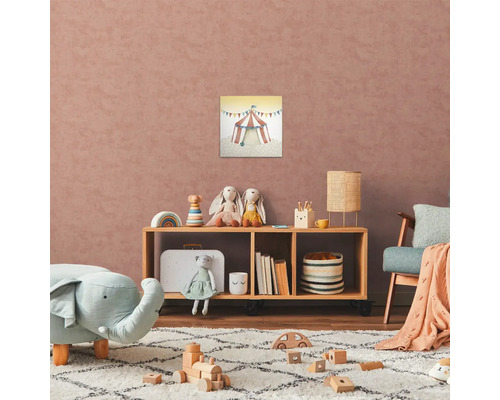 Kinderkamer met houten rek, speelgoed en circustentafbeelding