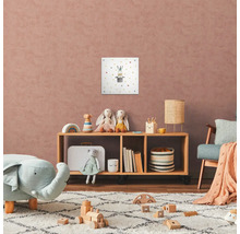 Kinderkamer met plank, speelgoed en een afbeelding van een konijn in een hoge hoed