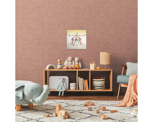 Kinderkamer met circusfoto, speelgoed en houten meubels voor een heldere en georganiseerde sfeer.