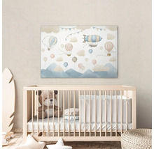 Kinderkamer met babybed en muurdecoratie met luchtballonnen, luchtschip en wolken