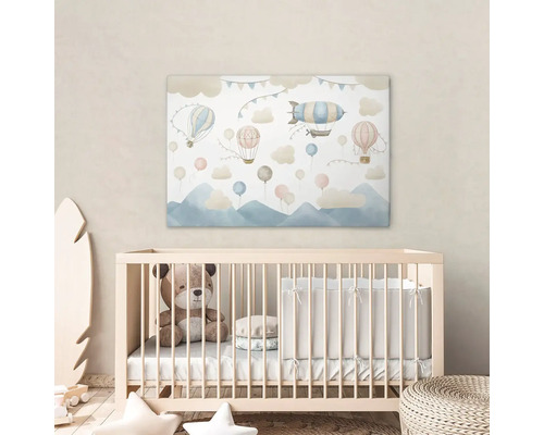 Kinderkamer met babybed en muurdecoratie met luchtballonnen, luchtschip en wolken