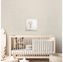 Kinderkamer met kinderbed en muurafbeelding met heteluchtballonmotief