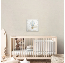 Kinderkamer met babybed, teddybeer en muurdecoratie met luchtballonmotief