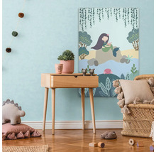 Kinderkamer met houten commode en muurdecoratie van een zeemeermin