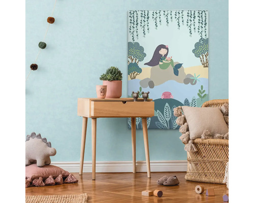 Kinderkamer met houten commode en muurdecoratie van een zeemeermin