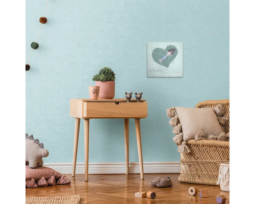 Kinderkamer met houten bijzettafel, decoratie en wanddecoratie
