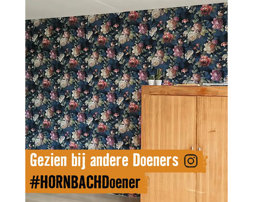 Kamer met bloemenbehang en houten kast