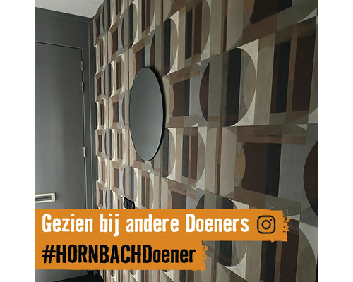 Wand met geometrisch behang en een ronde spiegel in de hal