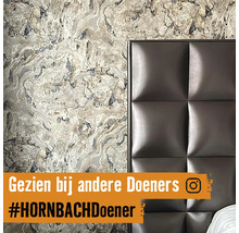 Wanddecoratie met marmerstructuur en een gestoffeerd hoofdeinde voor een stijlvolle slaapkamerambiance.