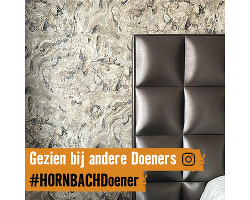 Wanddecoratie met marmerstructuur en een gestoffeerd hoofdeinde voor een stijlvolle slaapkamerambiance.