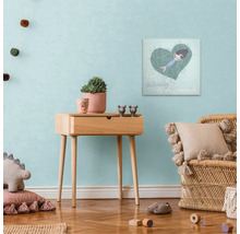 Kinderkamer met houten meubels, decoraties en een schilderij aan de muur