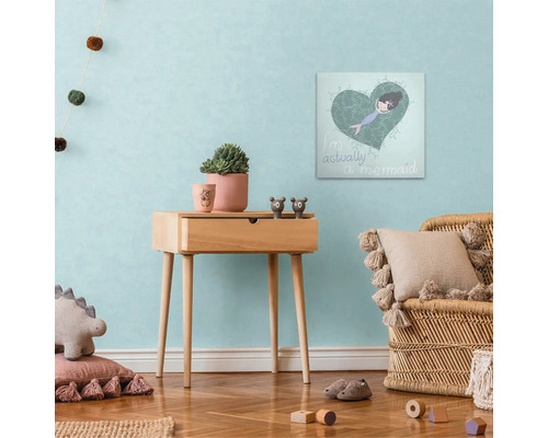 Kinderkamer met houten meubels, decoraties en een schilderij aan de muur